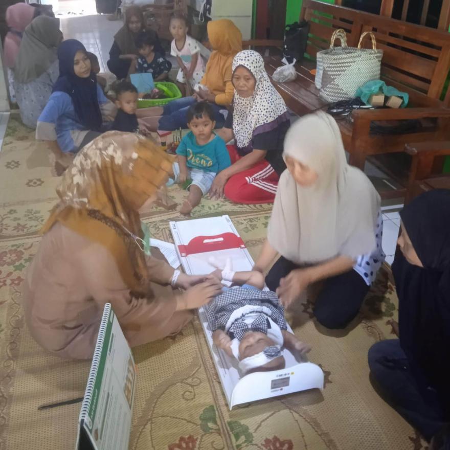 Penimbangan Rutin Balita di Posyandu Pandan Sari Pandowan II